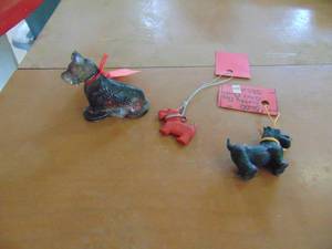 lot 4094 image: 3 Small Scotty Dog Figures - 1 Glass