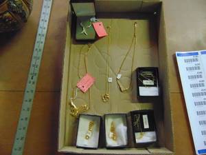 lot 4151 image: Selection of Gold Colored Jewelry