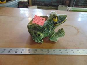 lot 4176 image: Weller Frog Planter - No Umbrella - -