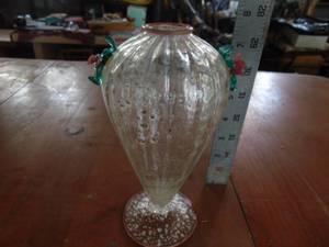 lot 4202 image: Small Glass Vase