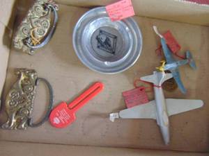 lot 4233 image: Drawer Pulls - vintage toys and More