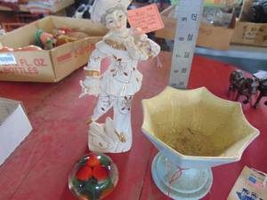 lot 4234 image: Figurine - Hull Planter and More