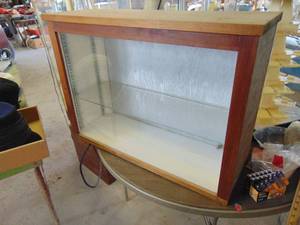 lot 4270 image: Countertop Display Case