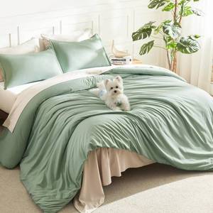 lot 912 image: Litanika Queen Comforter Set Sage Green, 3 Pieces Lightweight Comforters Queen Size Solid Bedding Comforters Sets, Down Alternative Comforter Bed Set Quilt Blanket - Retail $36