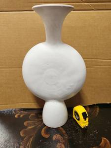 lot 18864 image: Fluted Zen Vase, White - Retail $0