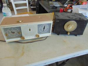 lot 4293 image: Pair of vintage radios