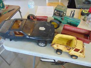 lot 4294 image: Variety of vintage toys