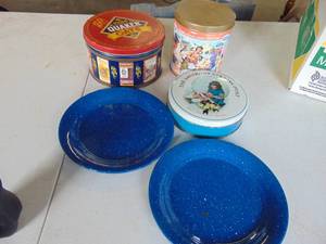 lot 4298 image: Assorted Tins and Enamel Plates