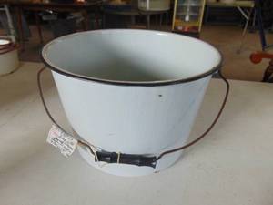 lot 4302 image: Enamelware Pail
