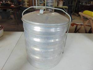 lot 4303 image: Lunch container - Aluminum