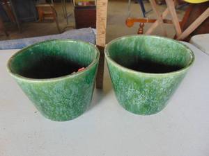 lot 4309 image: Pair of Hull Planters