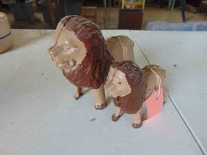 lot 4313 image: Metal Lions - 1 Bank