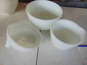 lot 4320 image: Juicer Glass Receptacle and 2 Fireking Mixing Bowls