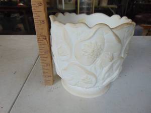 lot 4322 image: Milk Glass   Planter