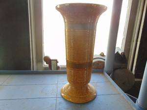 lot 4327 image: Hull Vase