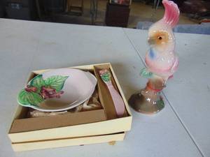 lot 4342 image: Carlton ware Gift Set and Bird Figure