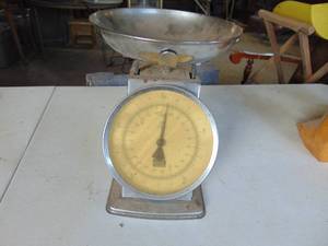 lot 4352 image: Vintage Kitchen Scale 
