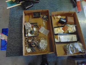lot 4366 image: Large Selection of Costume Jewelry