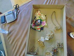 lot 4370 image: Costume jewelry and Vintage Valentines