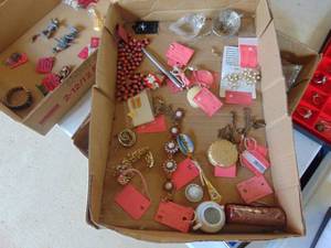 lot 4418 image: Selection of Costume Jewelry