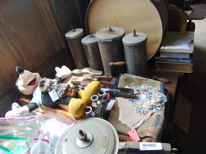 lot 4437 image: Contents of the end of the table
