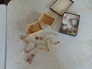 lot 4443 image: Selection of Costume Jewelry