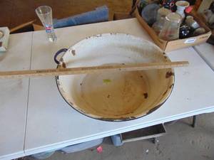 lot 4458 image: Large Enamelware Piece