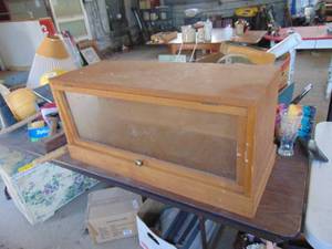 lot 4474 image: Countertop Display case