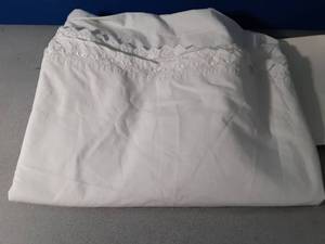 lot 266 image: Twin Size Flat Sheet, One Puece White Flat Sheet - Retail $0