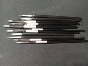 lot 2624 image: Set of Artist Paint Brushes with Black Handles 11 pack - Retail $8