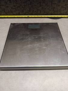 lot 309 image: Taylor 7403 Digital Bathroom Scale