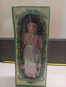 lot 312 image: Le Cheri Limited Collection Genuine Porcelain Doll Lindsey 22 w box and stand
