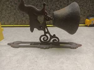 lot 352 image: Cast Iron Wall Mount Door Bell with Dog Figure