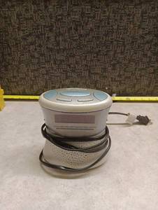 lot 380 image: Emerson AMFM Clock Radio with Alarm and Snooze