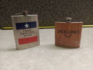 lot 382 image: Set of 2 Novelty Hip Flasks - Dont Mess With Texas & Jack Links