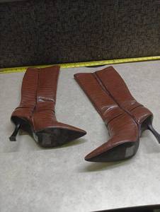 lot 385 image: Womens Brown Croc-Embossed Knee-High Stiletto Boots Size 7
