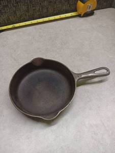 lot 387 image: Griswold No. 3 Cast Iron Skillet Erie PA 709 K