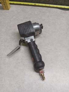 lot 404 image: Pneumatic Air Rivet Gun Tool