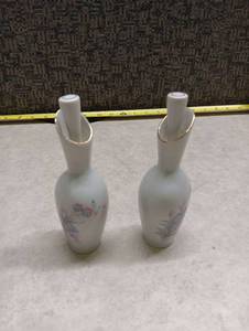 lot 414 image: Pair of Porcelain Floral Bud Vases with Gold Rim