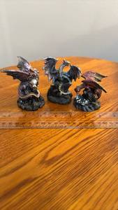 lot 888132 image: Set of 3 Small Resin Dragon Figurines