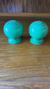 lot 6517 image: Fiesta Ware Green Salt and Pepper Shaker Set