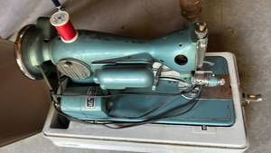 lot 6500 image: Vintage Sewing Machine in case