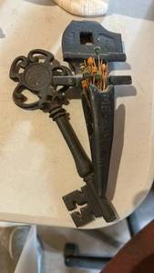lot 60646 image: Cast Iron Skeleton Key and Decorative Key Holder Set