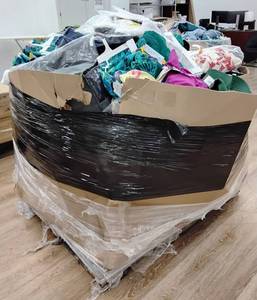 lot 39119 image: Large Lot Mixed Clothing Items Assorted Colors and Styles