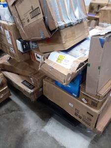 lot 40859 image: Mixed Pallet of Assorted Housewares, Furniture, Shop Vac, and More