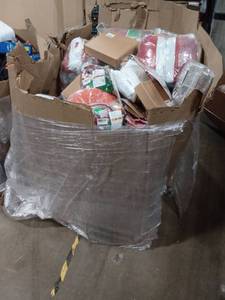 lot 40875 image: Mixed Holiday & Christmas Decor Pallet Lot - Ornaments, Stockings, Figurines, and More