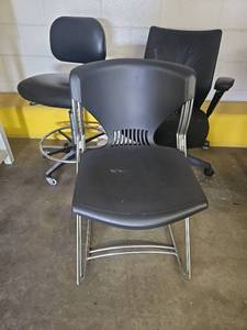lot 17509 image: (1) Bio Fit Chair (1) Keilhauer Office Chair (2) Hon Stationary Chairs