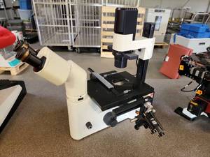 lot 17568 image: Leica Inverted Microscope with Binocular Head and Camera Port
