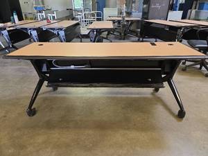 lot 17536 image: 6FT Rolling Desk