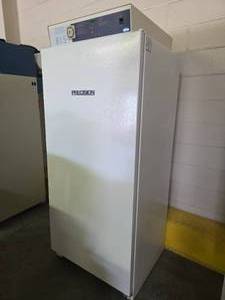 lot 17555 image: Precision Low Temperature Incubator - Model 815